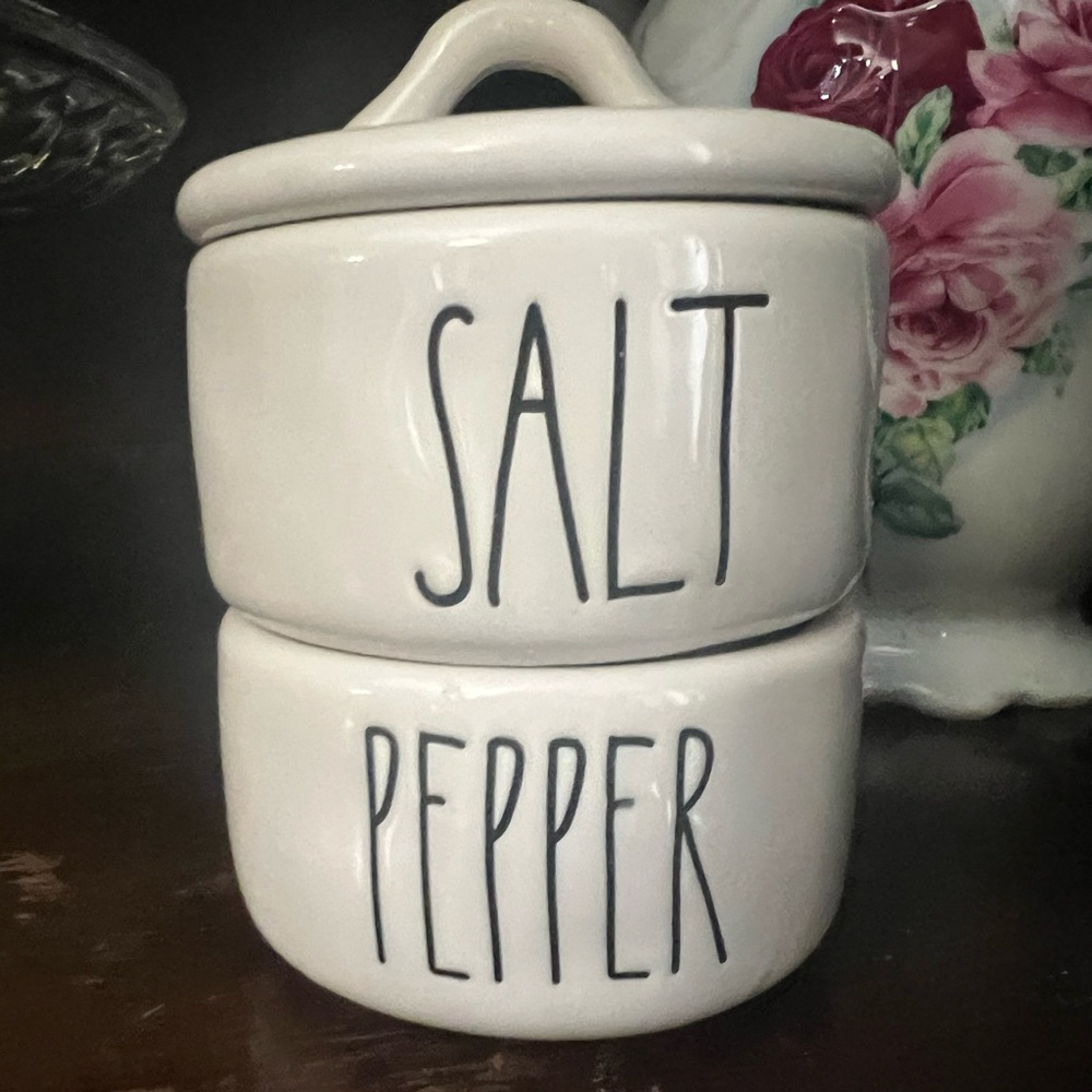 Stackable salt and pepper dishes